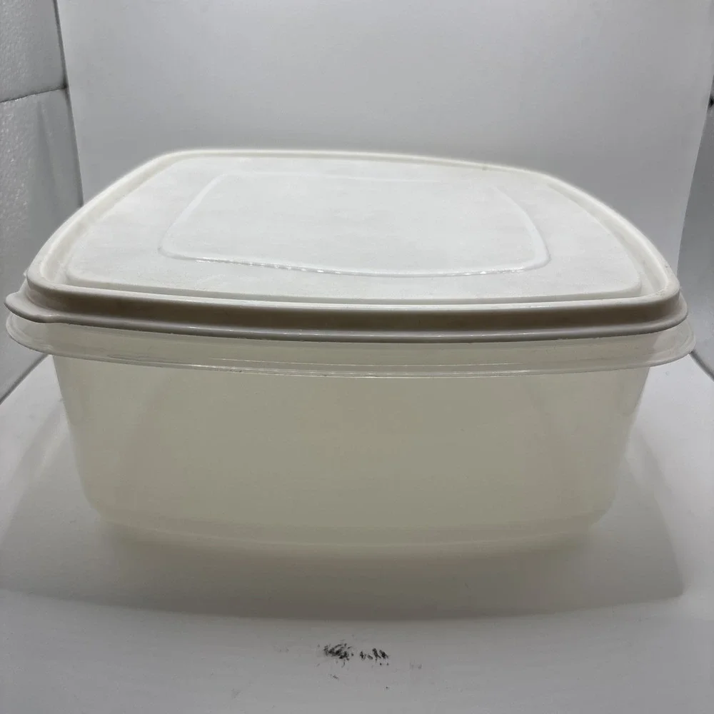 Rubbermaid Servin Saver #4 Storage Container Square White Lid 19 Cups USA